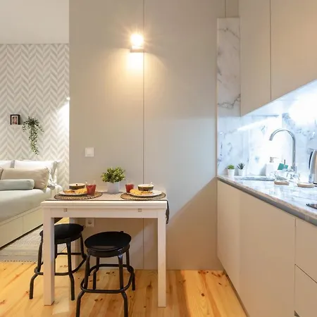 Apartment Sol Modern @ Batalha Metro