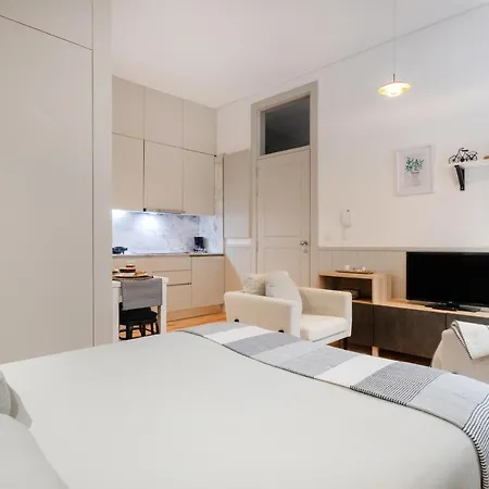 Apartment Sol Modern @ Batalha Metro